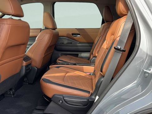 Used 2025 Nissan Pathfinder Platinum AWD/4WD image 19