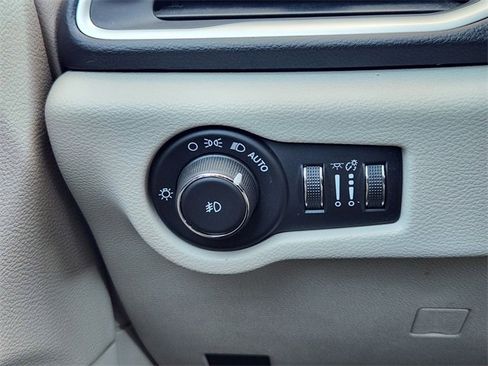 Certified 2018 Chrysler Pacifica Touring Plus w/ Tire & Wheel Group image 19