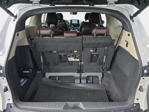 Used 2024 Toyota Sienna Platinum image 14