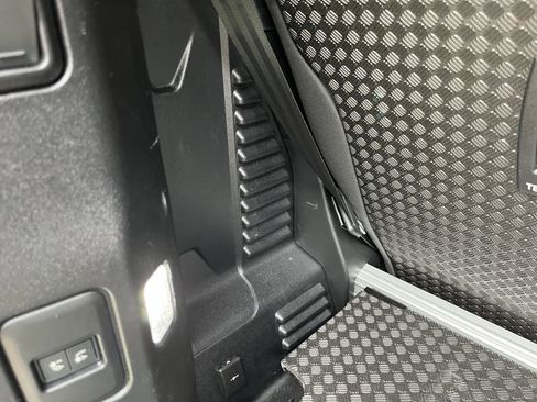 Used 2025 Land Rover Defender 90 S image 30