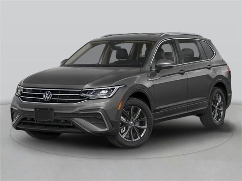 Certified 2024 Volkswagen Tiguan SE image 1