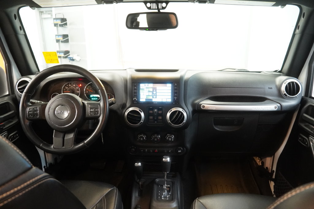 Used 2015 Jeep Wrangler Unlimited Rubicon w/ Connectivity Group AWD/4WD image 17