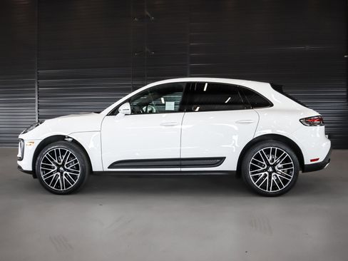 Certified 2024 Porsche Macan image 2