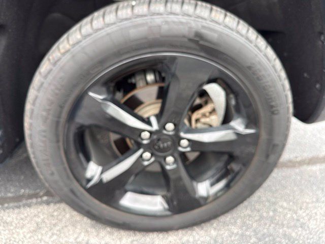 Used 2023 Jeep Grand Cherokee Limited w/ Black Appearance Package AWD/4WD image 19