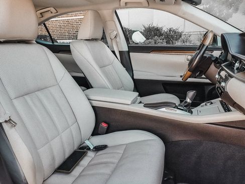 Used 2017 Lexus ES 300h image 27