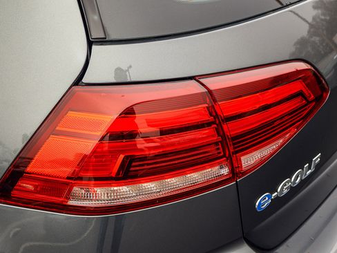 Used 2017 Volkswagen e-Golf SE w/ DC Fast Charging Package image 25