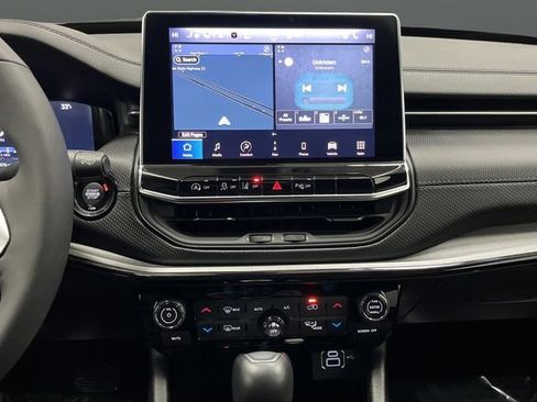 Certified 2025 Jeep Compass Limited w/ High Altitude Package image 9