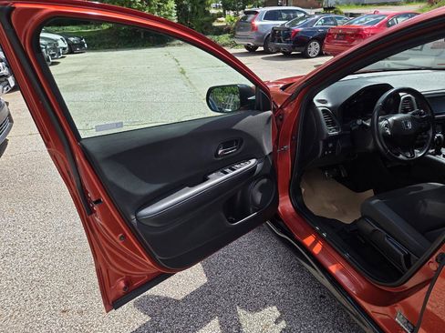 Used 2019 Honda HR-V Sport image 9