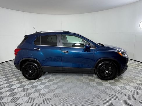 Used 2020 Chevrolet Trax LT w/ Driver Confidence Package FWD image 4