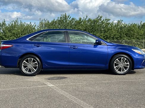 Used 2015 Toyota Camry SE w/ Moonroof Package image 2