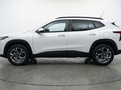Used 2025 Chevrolet Trax LT FWD image 5