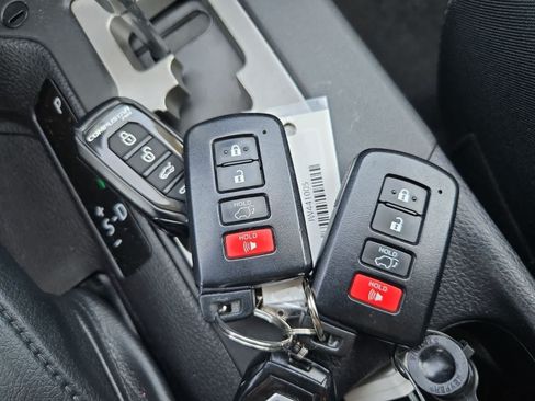 Used 2018 Toyota RAV4 XLE FWD image 35