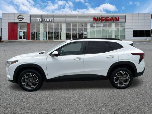 Used 2025 Chevrolet Trax LT w/ LT Convenience Package FWD image 4