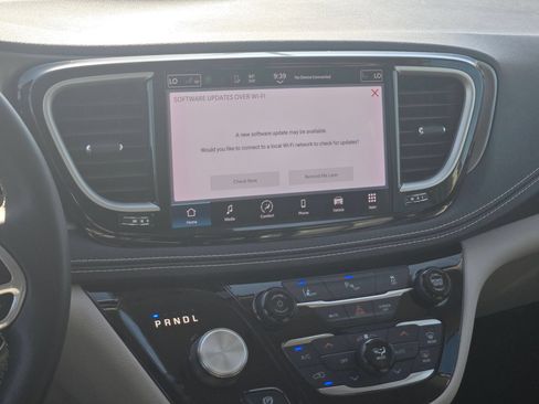 Used 2023 Chrysler Pacifica Touring-L FWD image 15