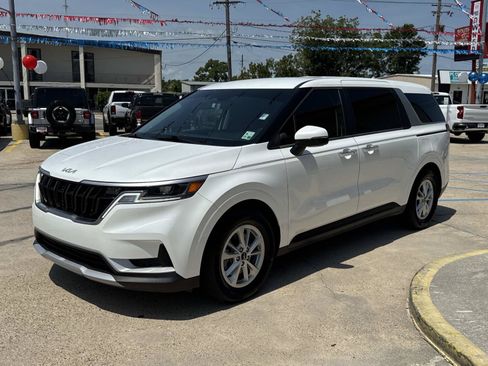 Used 2024 Kia Carnival LX FWD image 3