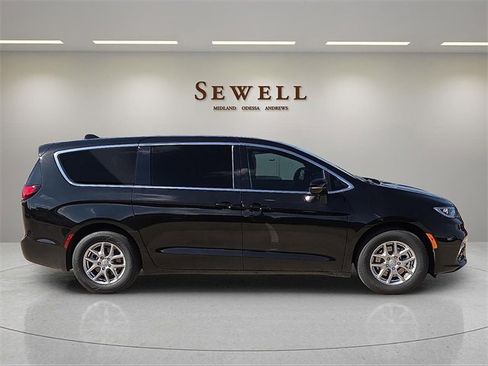 New 2026 Chrysler Pacifica Select image 5
