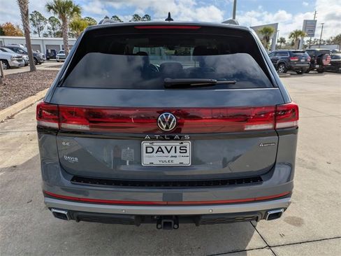 Used 2024 Volkswagen Atlas Peak Edition SE image 5
