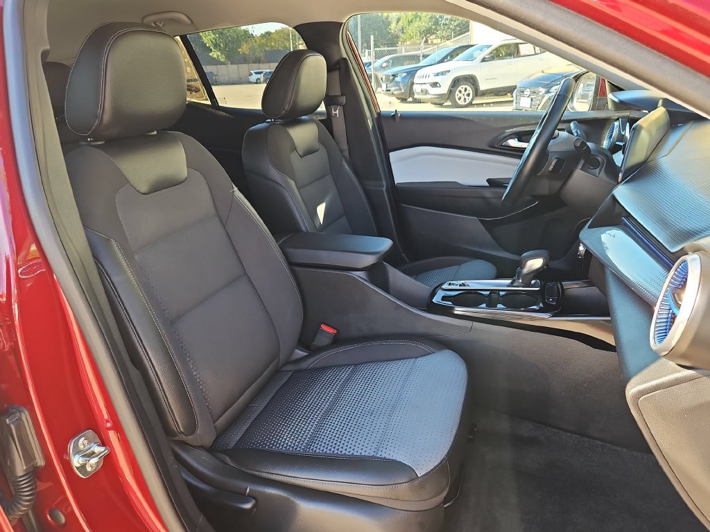 Used 2025 Chevrolet Trax LT w/ LT Convenience Package FWD image 31