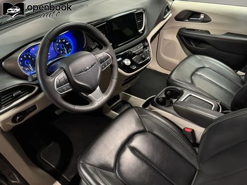 Used 2023 Chrysler Pacifica Touring-L FWD image 9