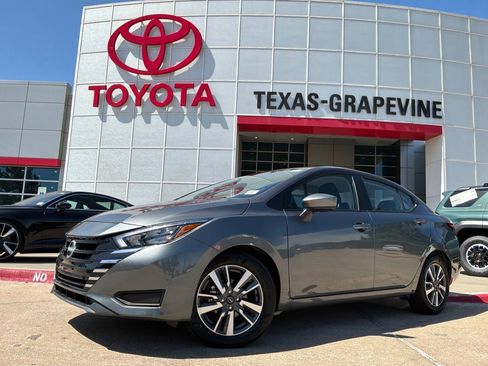 Used 2025 Nissan Versa SV FWD image 2