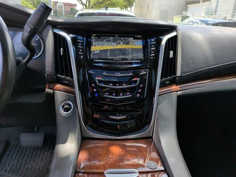 Used 2019 Cadillac Escalade Luxury RWD image 29