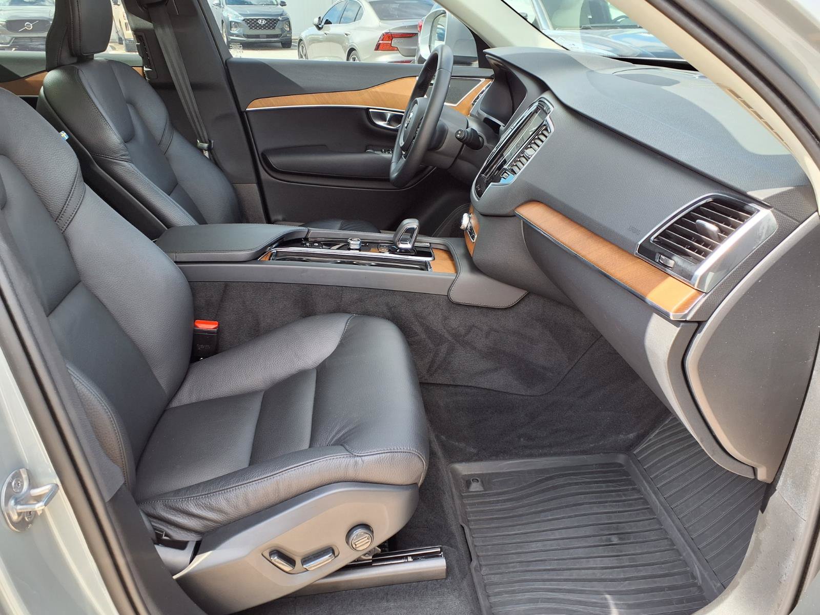 Certified 2024 Volvo XC90 B6 Plus w/ Protection Package Premier AWD/4WD image 11