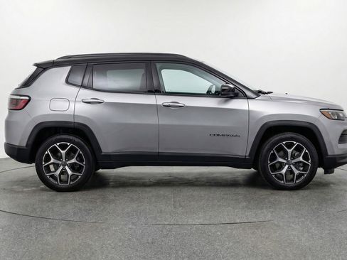 Used 2025 Jeep Compass Limited image 11