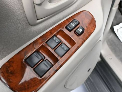 Used 2005 Toyota Sequoia Limited AWD/4WD image 18