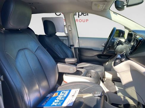 Used 2020 Chrysler Pacifica Touring-L FWD image 11