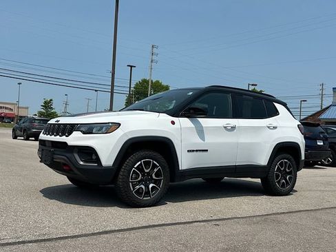 Used 2025 Jeep Compass Trailhawk AWD/4WD image 14