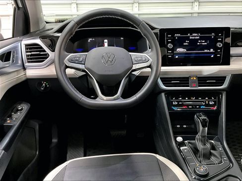 Used 2025 Volkswagen Taos SE w/ Panoramic Sunroof Package image 8
