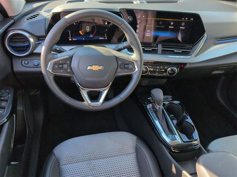 Used 2025 Chevrolet Trax LT w/ LT Convenience Package image 27