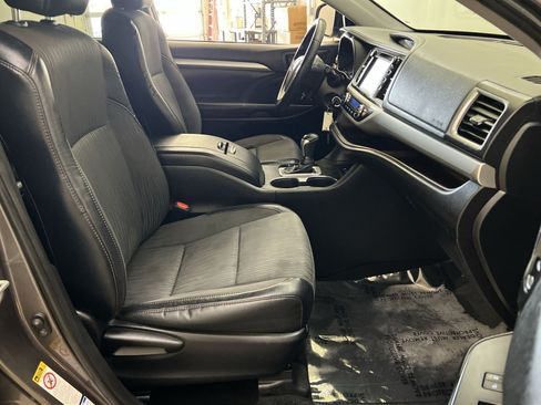Used 2019 Toyota Highlander Plus AWD/4WD image 27
