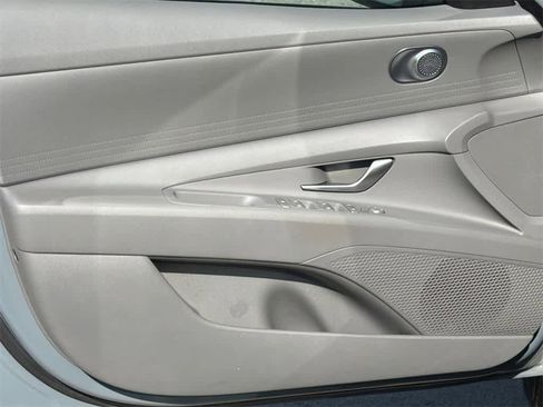 Used 2022 Hyundai Elantra Blue image 11