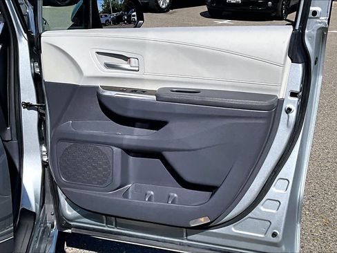Used 2021 Toyota Sienna XLE FWD image 22