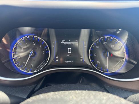 Used 2019 Chrysler Pacifica Touring-L FWD image 32