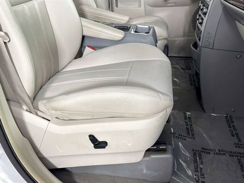 Used 2009 Chrysler Town & Country Touring image 34