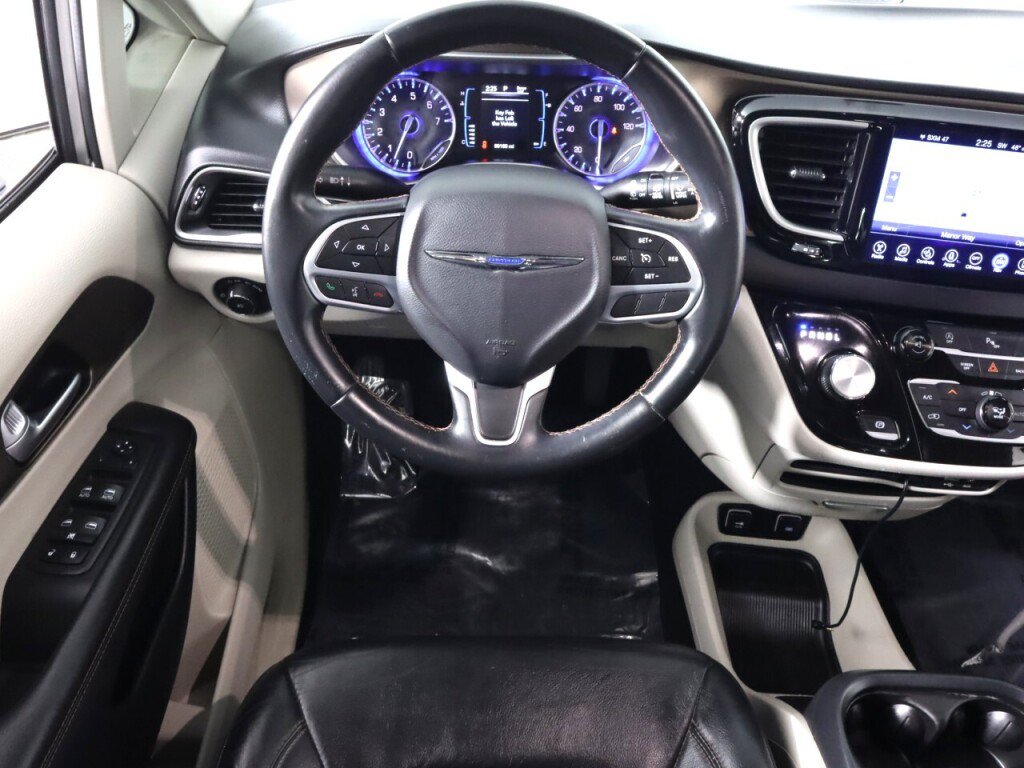 Used 2017 Chrysler Pacifica Touring-L FWD image 30