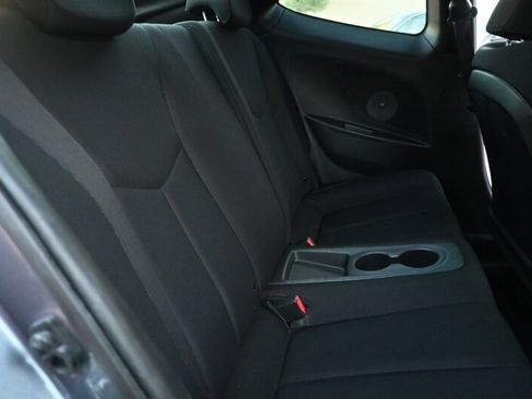 Used 2017 Hyundai Veloster image 37