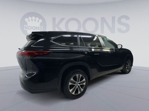 Used 2023 Toyota Highlander XLE AWD/4WD image 11