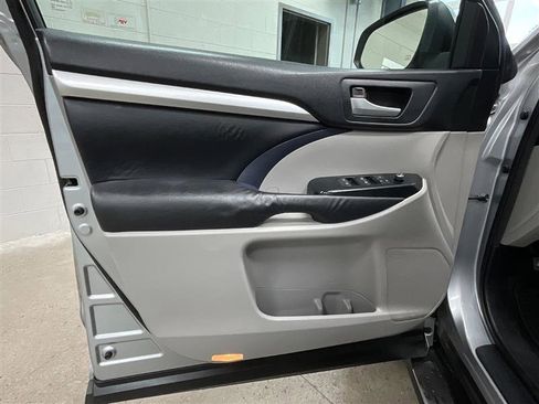 Used 2015 Toyota Highlander XLE image 10