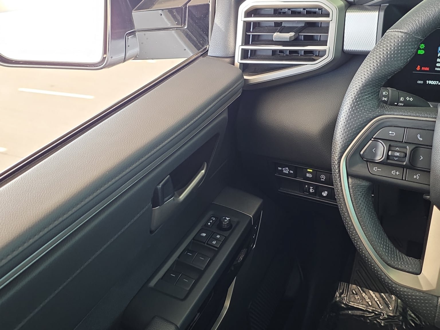 Used 2025 Toyota Tundra Limited AWD/4WD image 26