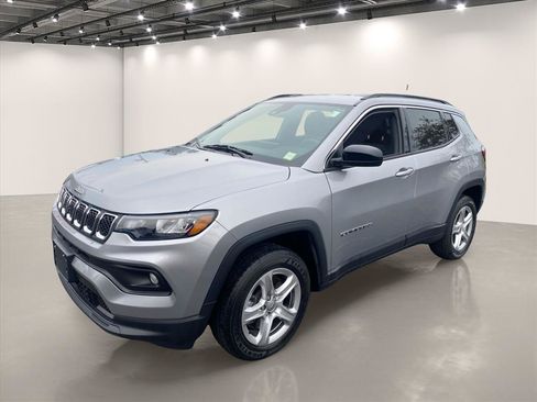 Used 2023 Jeep Compass Latitude w/ Convenience Group AWD/4WD image 3