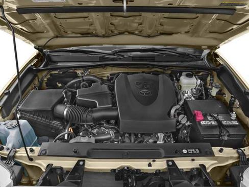 Used 2018 Toyota Tacoma TRD Off-Road image 8