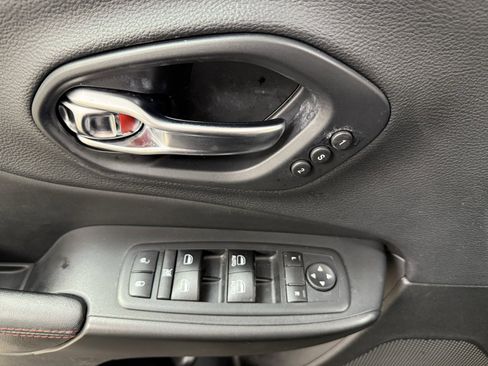 Used 2019 Jeep Cherokee Trailhawk image 14