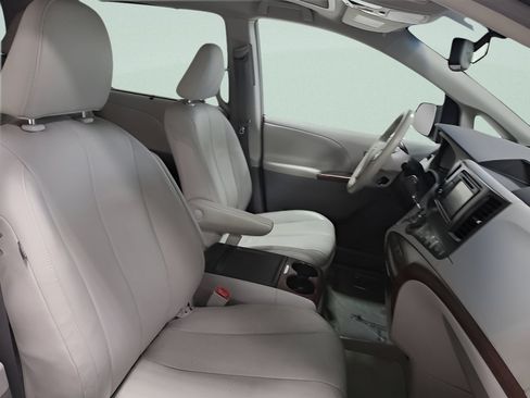 Used 2014 Toyota Sienna XLE w/ Entertainment Package FWD image 14