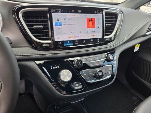 New 2026 Chrysler Pacifica Select image 21