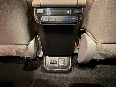 Used 2020 Toyota Highlander Platinum FWD image 39