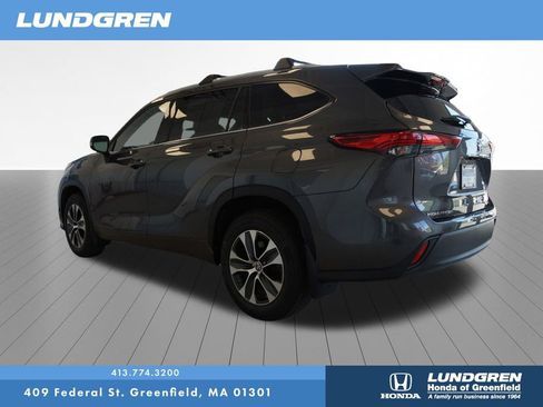Used 2022 Toyota Highlander XLE AWD/4WD image 6