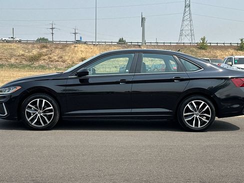 Used 2025 Volkswagen Jetta SE FWD image 6